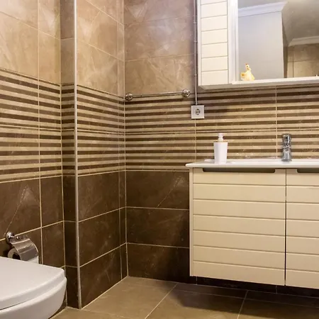 Sea View Retreat With Balcony 1 Min To